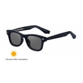Lunettes de soleil photochromiques carrées noires avec verres gris et détails argent - Noir Brillant à Gris