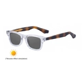 Lunettes de soleil photochromiques carrées avec monture transparente et branches écailles - Transparent vers Gris