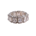 Macro-opname van een zilveren ring met zirkonia stenen in smaragdslijpsel en pave - Goudkleurige Baguette Zirconia Bandstijl (ZPR1064-6号)