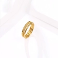 Detalle de anillo multicapa dorado con bandas de textura esmerilada y acabados pulidos - Estilo combinado pulido con chorro de arena de tres capas dorado (ZPR990)