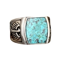 Detalle macro de anillo turquesa vintage con grabados laterales de alas de águila - Estilo de ala de águila turquesa cuadrada vintage (ZPR951)