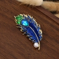 Spilla a piuma di pavone con cristallo blu e perla su sfondo in legno vintage - 7.5x3cm / Piuma-3 (Sfumatura Blu-Verde Gemma Blu)