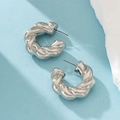 Paire de boucles d'oreilles créoles torsadées argentées de style croissant poli - Forme en C Torsadée Argent