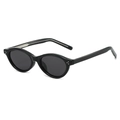 Gafas de sol ovaladas polarizadas clásicas con montura negra y remaches, vista de 45 grados - Montura Negra Lentes Grises