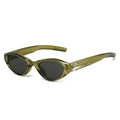 Occhiali da sole cat-eye retrò verde oliva con decorazioni a stella su sfondo bianco - Montatura Verde Lenti Grigie