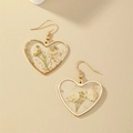 Boucles d'oreilles cœur dorées avec fleurs séchées blanches et feuilles d'or en résine - Boucles d'Oreilles Cœur Doré avec Feuille d'Or et Fleurs Blanches (ZPE1922)
