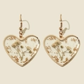 Boucles d'oreilles cœur dorées avec fleurs séchées blanches et feuille d'or - Boucles d'Oreilles Crochet Cœur Doré avec Fleurs Séchées (ZPE1913)