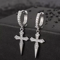Zirkonia-Creolen mit Kreuzanhänger für Herren und Damen auf schwarzem Hintergrund - Silberne Kreuz-Creolen mit Zirkonia-Besatz (ZPE1505)