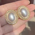 Pendientes ovalados vintage con perla sintética y halo de circonitas en acabado dorado - Estilo de Perla Sintética Ovalada Vintage (IE104-Oro)