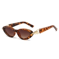 Cat-Eye-Sonnenbrille mit Schildpatt-Rahmen und Punk-Metallstachel-Kettendetails - Leopard-Rahmen Braune Verlaufsgläser