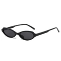 Lunettes de soleil ovales noires à petite monture, style vintage pour femmes, vue à 45 degrés - Monture Noire Verres Gris