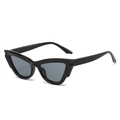 Gafas de sol retro cat-eye negras con montura geométrica vistas desde un ángulo lateral - Montura Negra Lentes Grises