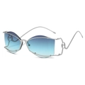 Lunettes de soleil argentées irrégulières avec verres dégradés bleus et logo M ondulé - Standard / Standard (incluant facture TVA 13 %) monture argent verres gris-vert