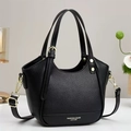 Elegante borsa a mano in pelle nera martellata con finiture dorate e scritte di moda - Nero