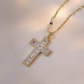 Gros plan d'un pendentif croix doré avec zircons taille baguette et micro-pavage scintillant - Croix en Or (Zircone Blanche) (X1353)