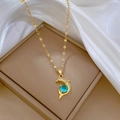 Elegante collana con ciondolo a delfino dorato con gemma blu e zirconi su sfondo di seta - Catena In Acciaio Al Titanio H125 Con Pendente Micro-intarsiato In Rame