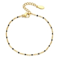 Detail eines goldenen Armbands mit schwarzen Emaille-Perlen und verstellbarem Verschluss - Gold Schwarz