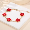 Detailaufnahme eines goldenen Armbands mit fünf roten Emaille-Blüten auf Steinsockel - Blütenblatt Armband (ZPB2211) / Rot