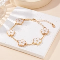 Detailansicht der S925-Punze auf der goldenen Kette mit weißen Fünfblatt-Blüten - 925 Sterling Silber Weißes Blütenblatt Armband (ZPB2211) / Weiß