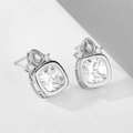 Macro-opname van zilveren oorknopjes met zirkonia en holle decoratieve patronen - Wit Geplatineerd (EP5461)
