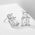 Gros plan de boucles d'oreilles en argent avec zircons carrés superposés et sertissage à griffes - Blanc Plaqué Platine (EP5456)