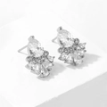Vue macro de boucles d'oreilles en zircone argentées sur une surface en pierre - Boucles d'oreilles puces en zirconia en forme d'éventail et de poire (EP5518 - Cuivre plaqué or blanc pavé de zirconia)