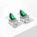 Détail macro de boucles d'oreilles en argent avec zircon vert émeraude et pierres blanches - Style Émeraude en Forme d'Éventail et de Poire (EP5518 - Vert Plaqué Or Blanc Plein Strass Cuivre Zirconia Boucles d'Oreilles Clous)