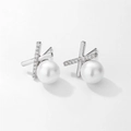 Vue détaillée des boucles d'oreilles perles avec monture X en zircon et argent poli - Style Perle Artificielle Croisée en X (EP5510-Couleur Argent Plaqué Platine Boucles d'Oreilles Perle Artificielle en X)