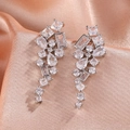 Detalle de pendientes largos plateados con circonitas sobre seda color champán - Estilo de Diamante Transparente con Borla Larga (EP5507-白色镀白金满钻耳钉)