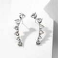 Vista macro di orecchini ear climber in argento con zirconi a cuore su pietra bianca - Stile Ear Climber a Cuore Sfumato (EP6012-Argento)