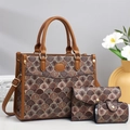 Dettaglio del set da 3 pezzi borsa shopping stampata, pochette e mini bustina marrone - caffè
