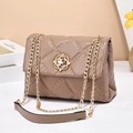 Elegante gesteppte Umhängetasche mit goldener Blumenschnalle und Kettenriemen in Beige - Khaki