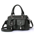 Grand sac cabas vert foncé en cuir souple texturé avec breloque à pompon élégante - Vert