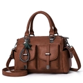 Sac Boston en cuir marron foncé avec pompon, doubles poignées et poches frontales - Jaune Terre