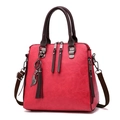 Borsa a mano in pelle rossa con manici marrone scuro e ciondolo a forma di gatto - Rosso