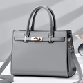 Détail du sac à main en cuir verni gris brillant avec fermoir rotatif doré - Gris