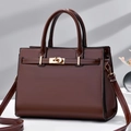 Sac à main en cuir verni marron foncé avec fermoir doré dans un décor minimaliste - Marron