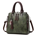 Borsa a mano vintage in ecopelle verde scuro con ciondolo a gatto e tracolla rimovibile - Verde