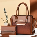Détail de la texture crocodile marron sur le sac à main avec finitions dorées - Jaune Terre