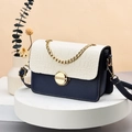 Bolso bandolera de cuero en contraste con patrón de cocodrilo y cadena dorada - Azul y Blanco / A22 A18 E12