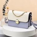 Bolso de hombro bicolor en cuero con relieve de cocodrilo y cadena dorada chic - Púrpura y Blanco / A22 A18 E12