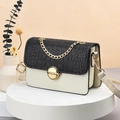 Bolso bandolera de cuero en contraste con solapa de cocodrilo y cadena dorada - Blanco y Negro / A22 A18 E12