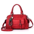 Sac à main rouge en cuir souple avec rivets foncés et pendentif étoile chic - Rouge