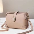 Detail einer rosa Umhängetasche aus genarbtem Leder mit drei Reißverschlussschichten - Khaki