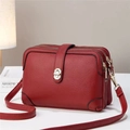 Detail der roten Crossbody-Tasche mit Lychee-Muster, drei Reißverschlüssen und Goldschloss - Rot