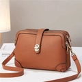 Braune Crossbody-Tasche aus genarbtem Leder mit drei Reißverschlüssen und Silberverschluss - Erdgelb