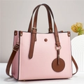 Dettaglio borsa tote in pelle rosa e marrone con trama litchi e accessori dorati - Rosa