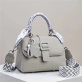 Sac à main gris texture litchi avec pendentif étoile et foulard à pois sur l'anse - Gris