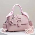 Détail du sac à main en cuir rose avec poignée en soie et bandoulière géométrique - Rose