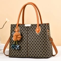 Grand sac cabas marron à monogramme avec finitions en cuir et breloque pompon chic - Jaune Terre